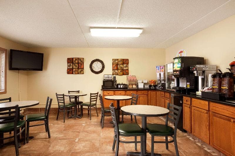 Super 8 By Wyndham West Fargo Main Avenue 5