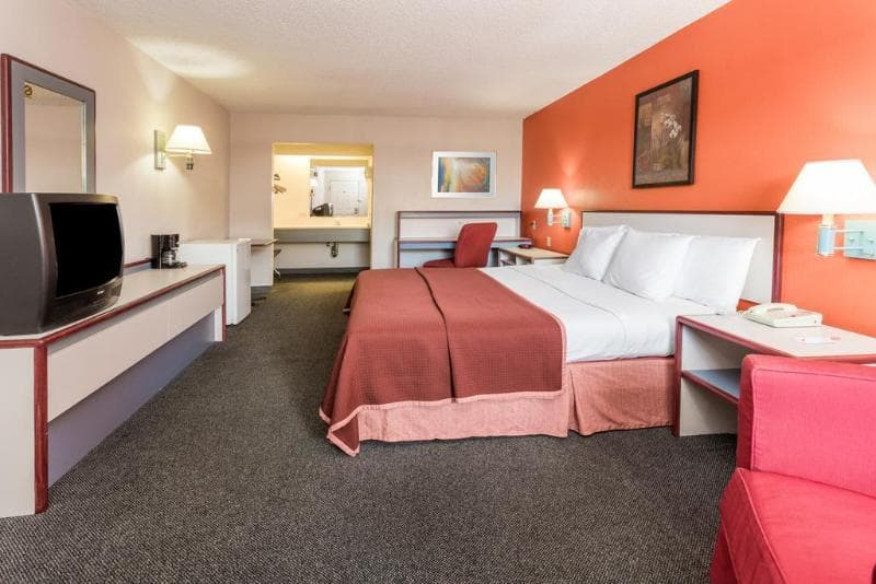 Howard Johnson Colorado Springs 3