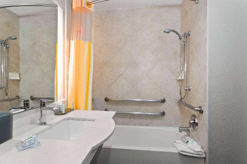 La Quinta Inn & Suites by Wyndham Ft. Pierce 4