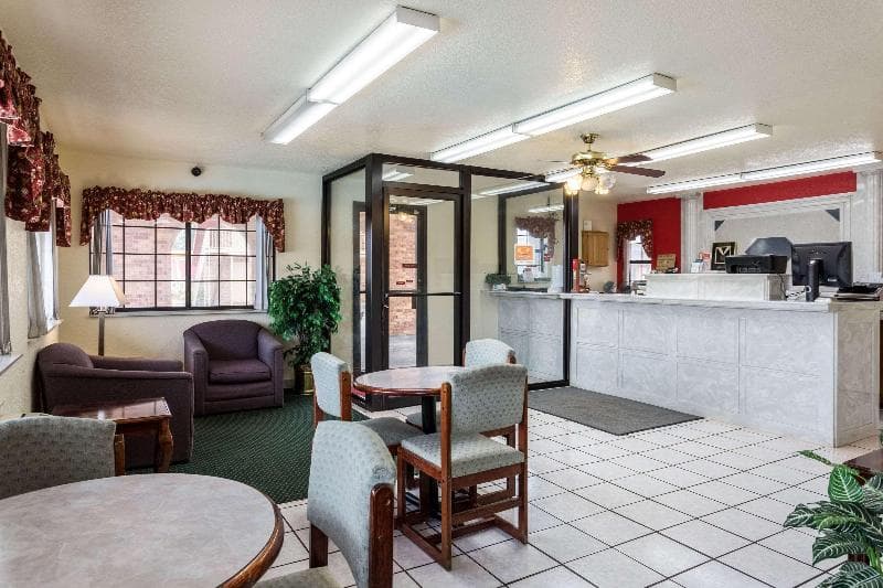 Econo Lodge & Suites 3