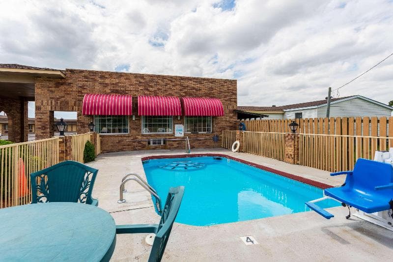 Econo Lodge & Suites 4