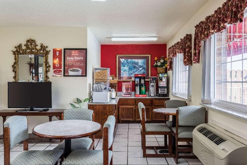 Econo Lodge & Suites photo 1