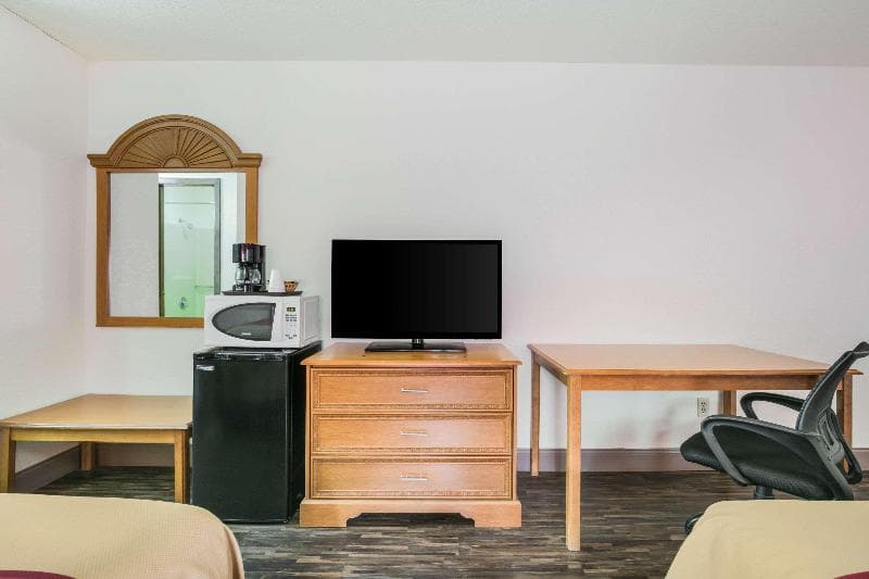 Econo Lodge & Suites 2
