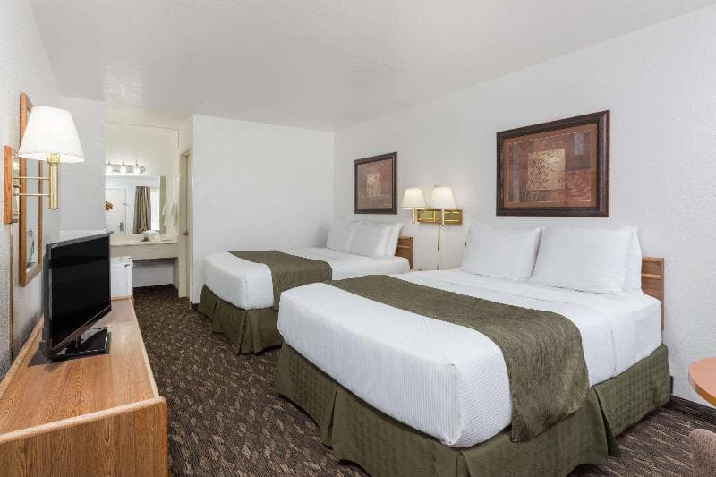 Super 8 by Wyndham Fort Bragg photo 1