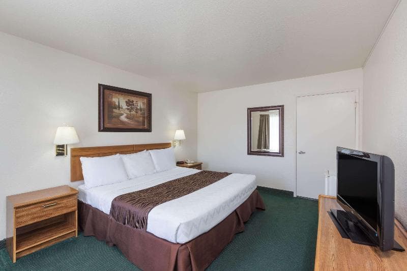 Super 8 by Wyndham Fort Bragg 4