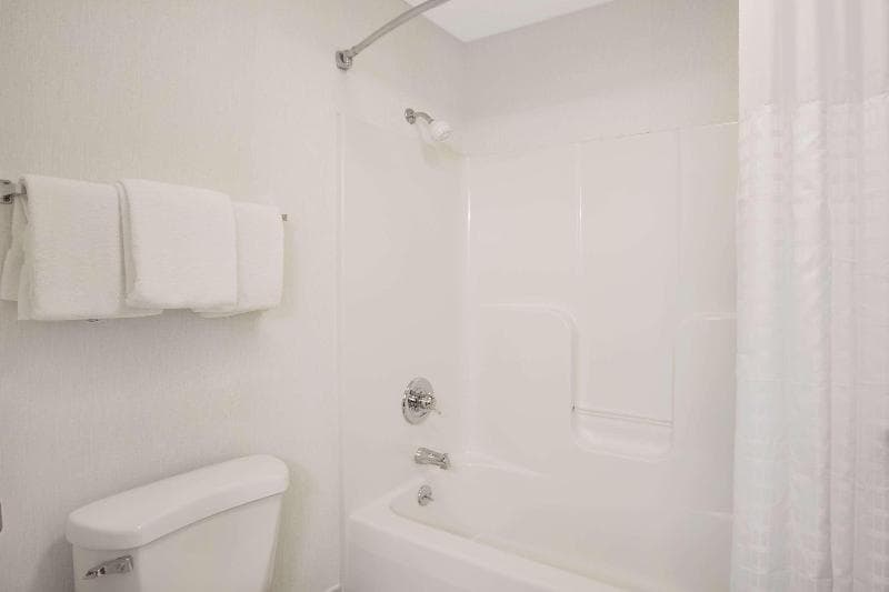 Baymont by Wyndham Freeport 3