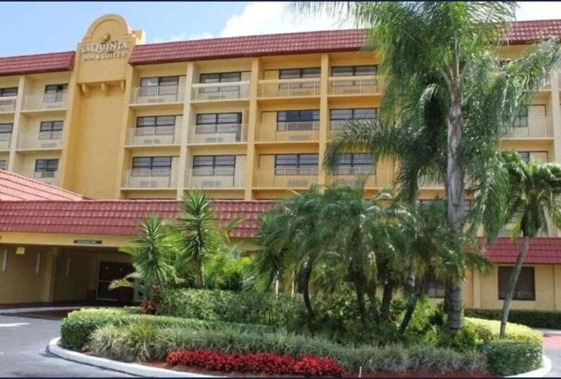 La Quinta Inn & Suites Coral Springs University Drive photo 1