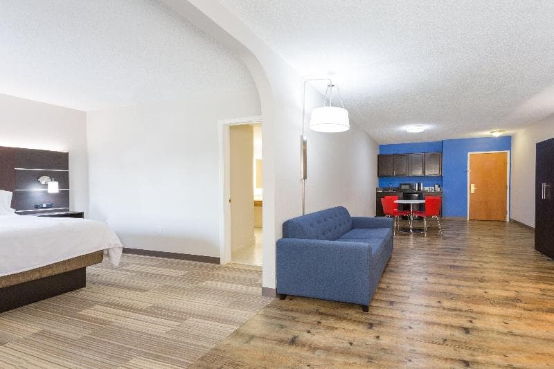 Holiday Inn Express Plymouth 3