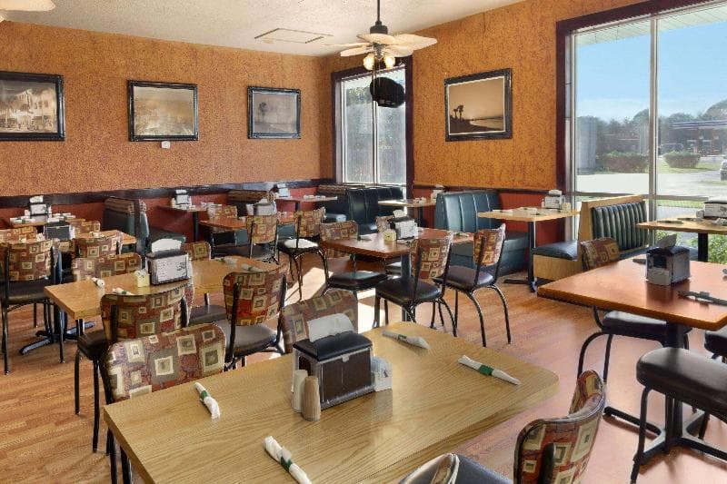 Days Inn By Wyndham Fort Pierce Midtown 5