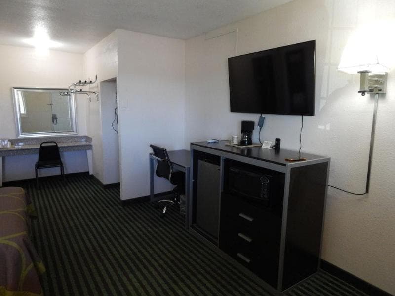 Executive Inn 4