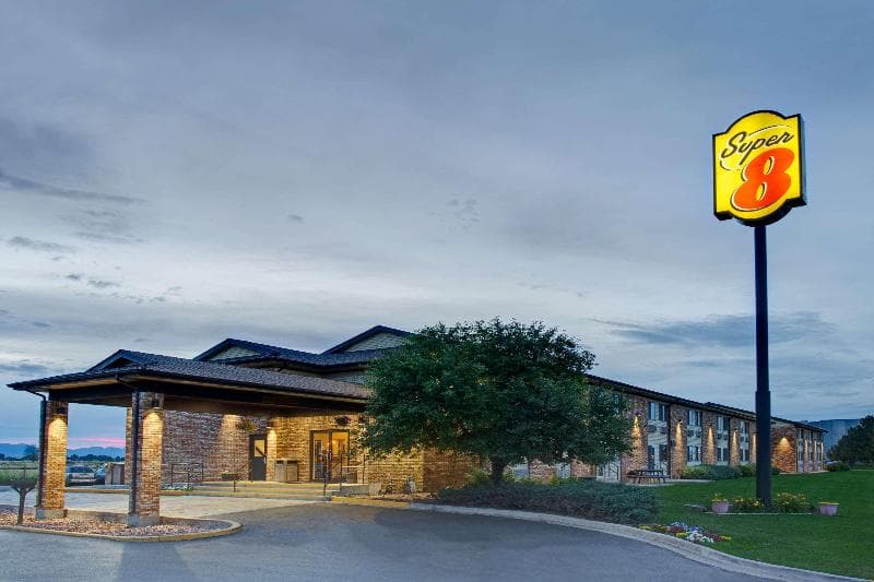 Super 8 by Wyndham Fort Collins photo 1