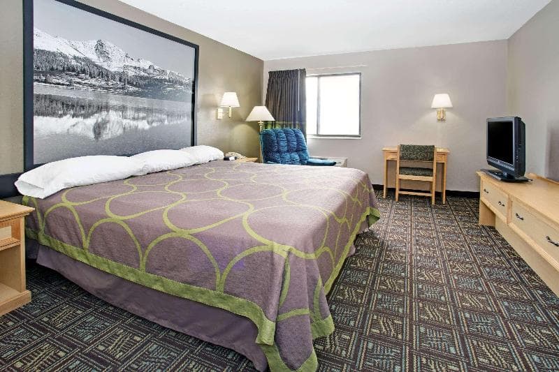 Super 8 by Wyndham Fort Collins 4