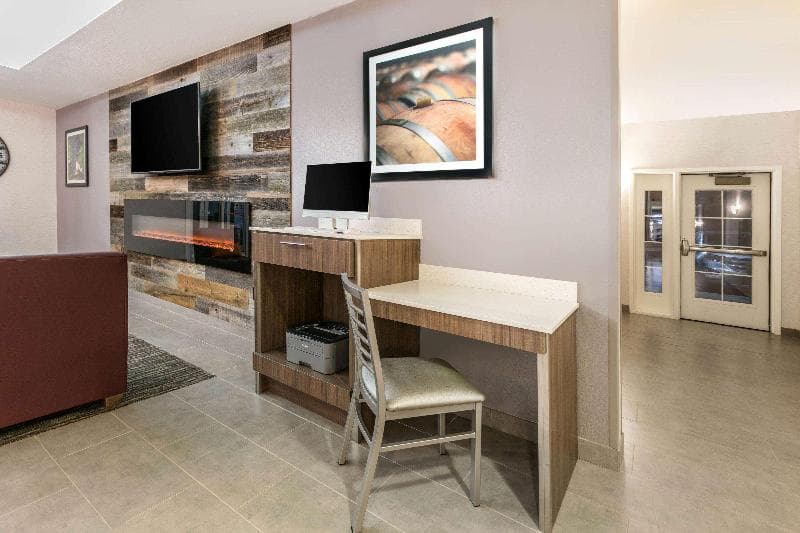 La Quinta Inn & Suites By Wyndham Fredericksburg photo 1