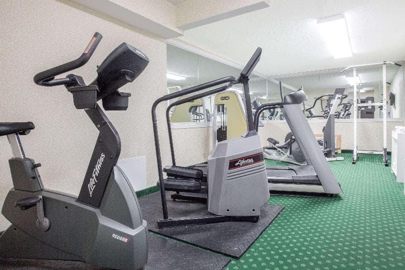 Ramada by Wyndham Angola/Fremont Area 4