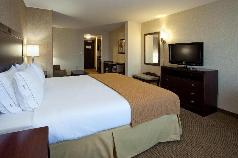 Holiday Inn Express & Suites Fresno South photo 1