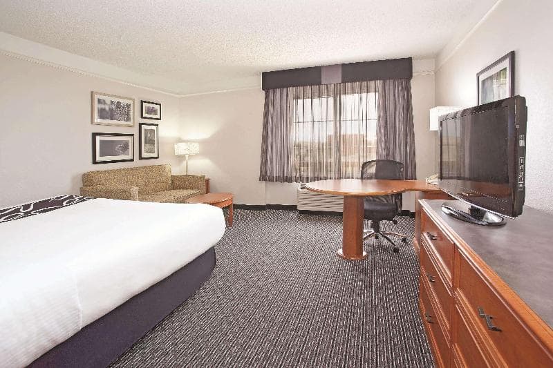 La Quinta Inn & Suites by Wyndham Pueblo 5