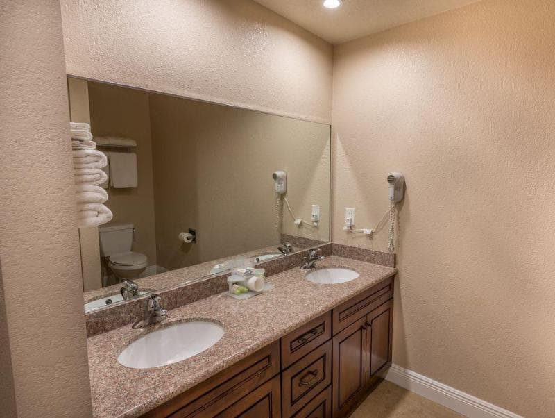 Edge Water Inn 4