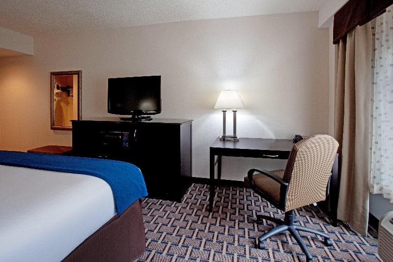 Holiday Inn Express And Suites Hope Mills 3