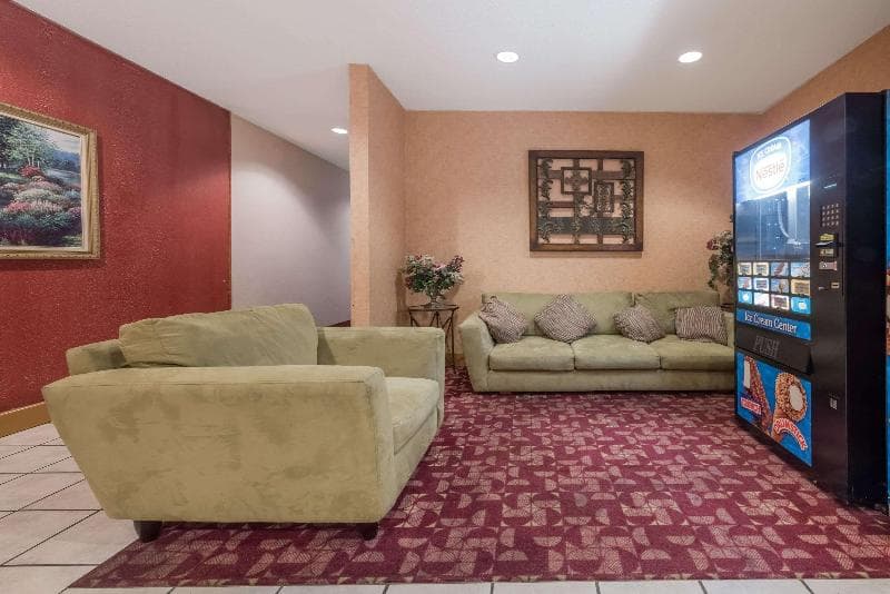 Super 8 by Wyndham Fort Worth Downtown South 5