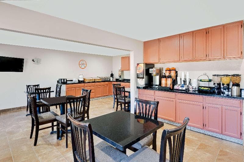 Howard Johnson by Wyndham Waterloo/Cedar Falls 3