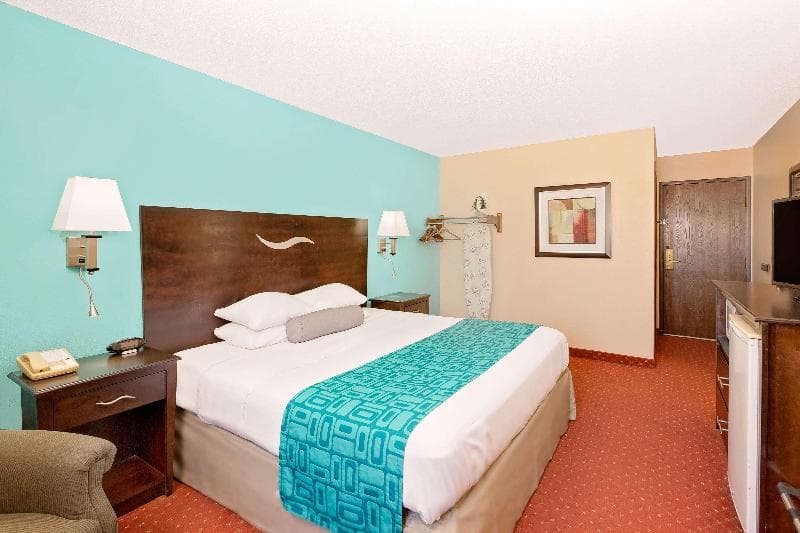 Howard Johnson by Wyndham Waterloo/Cedar Falls 4