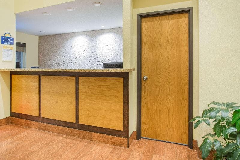 Days Inn By Wyndham Evansdale Waterloo 4