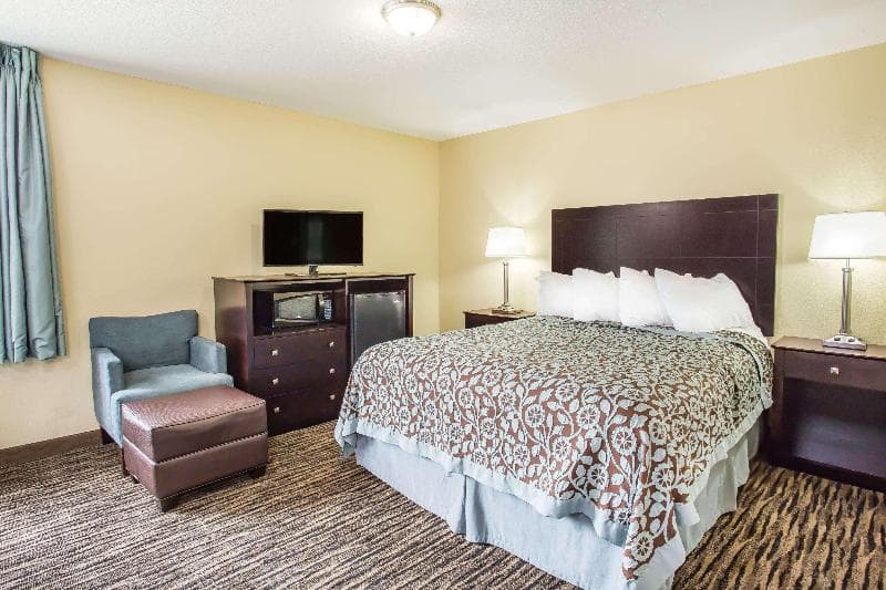 Days Inn By Wyndham Evansdale Waterloo photo 1