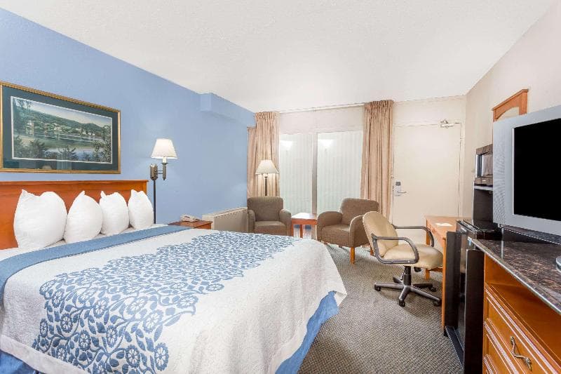 Days Inn by Wyndham Cedar Falls- University Plaza photo 1