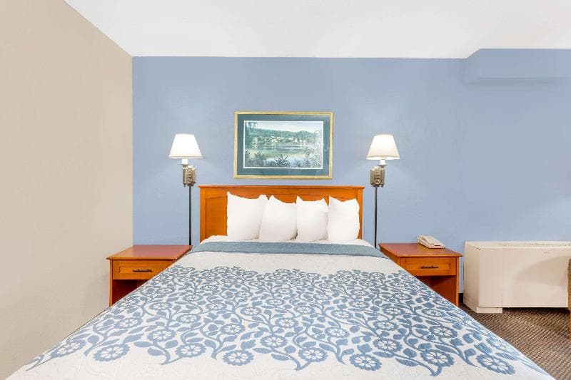 Days Inn by Wyndham Cedar Falls- University Plaza 3