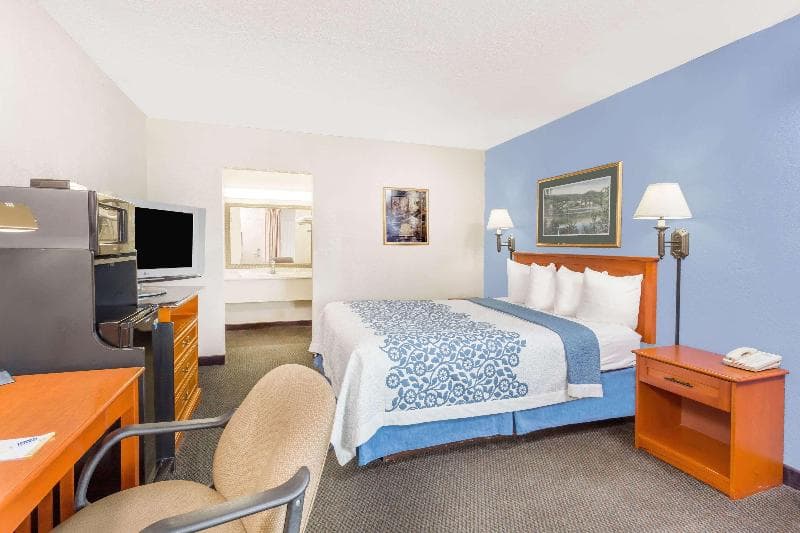 Days Inn by Wyndham Cedar Falls- University Plaza 5