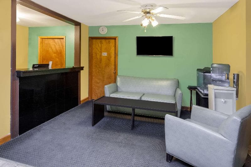 Super 8 by Wyndham Stevensville 5