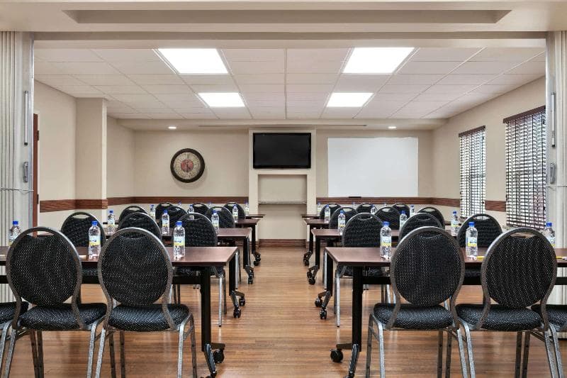 Days Inn & Suites by Wyndham Sherwood Park Edmonton photo 1