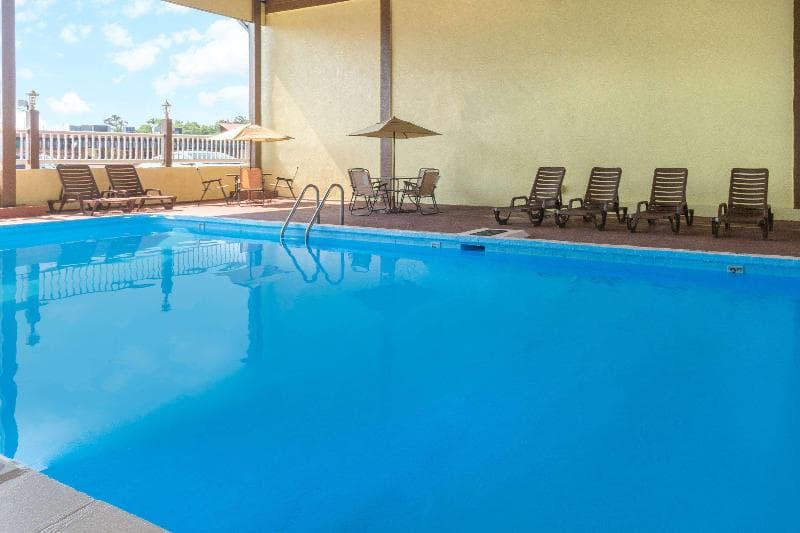Days Inn by Wyndham Waycross 5