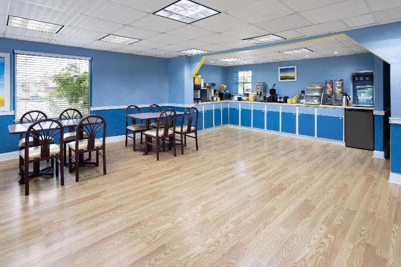 Days Inn by Wyndham Waycross 2