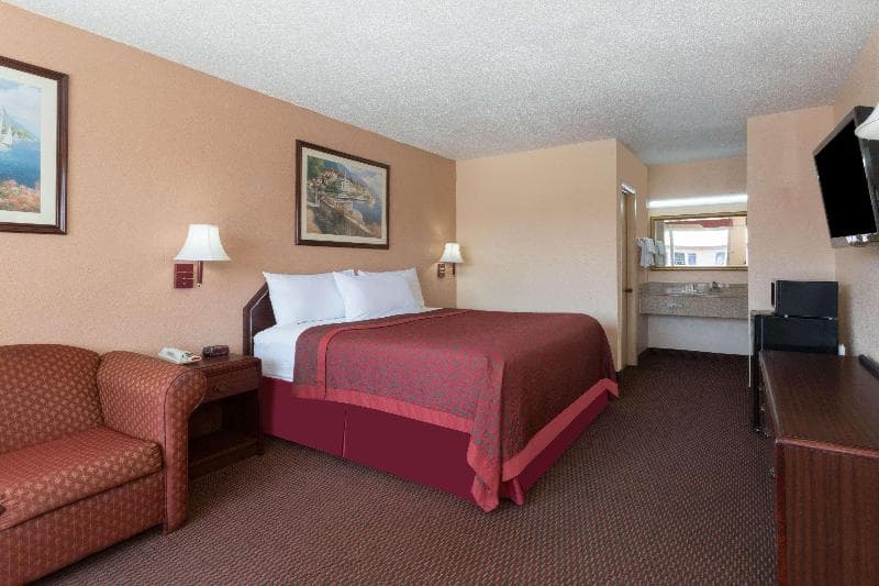 Days Inn by Wyndham Waycross photo 1