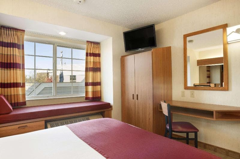 Microtel Inn & Suites by Wyndham Ann Arbor photo 1