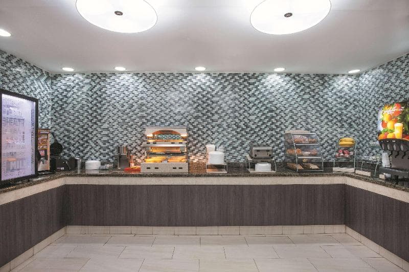 La Quinta Inn & Suites by Wyndham Covington 3