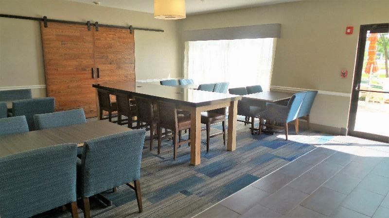 Holiday Inn Express & Suites Muncie 2