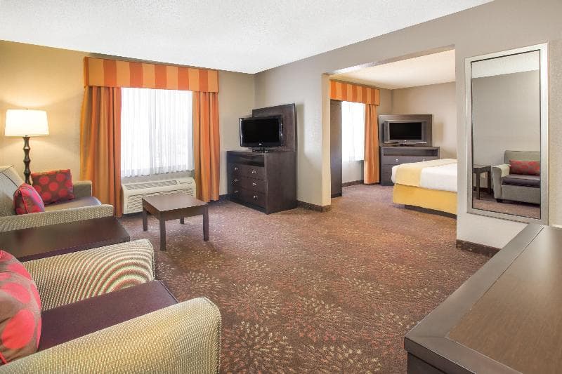 Holiday Inn Express & Suites Muncie 3