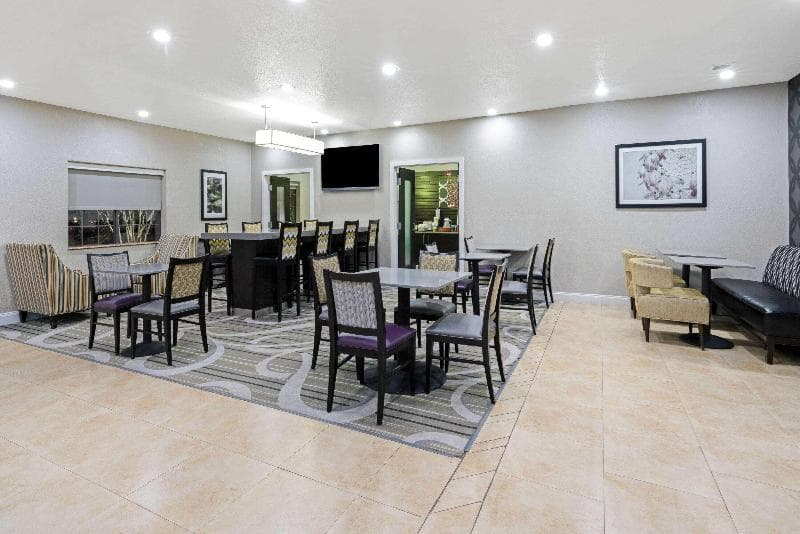 La Quinta Inn & Suites By Wyndham Ada 3