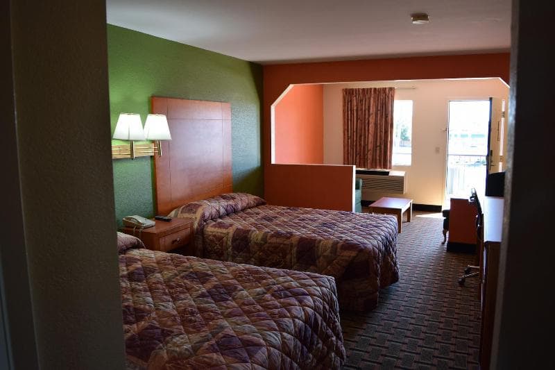 Royal Inn & Suites 4