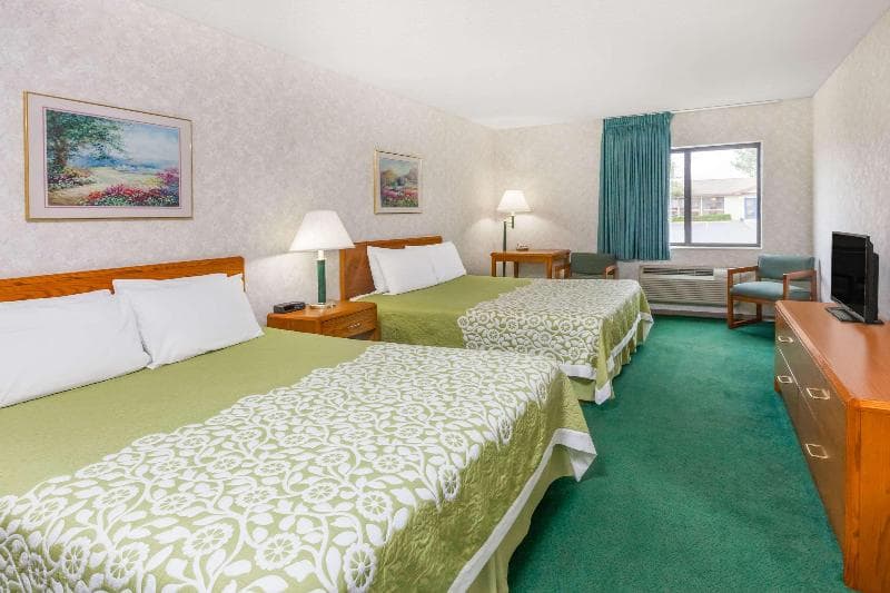 Days Inn by Wyndham Alpena 3