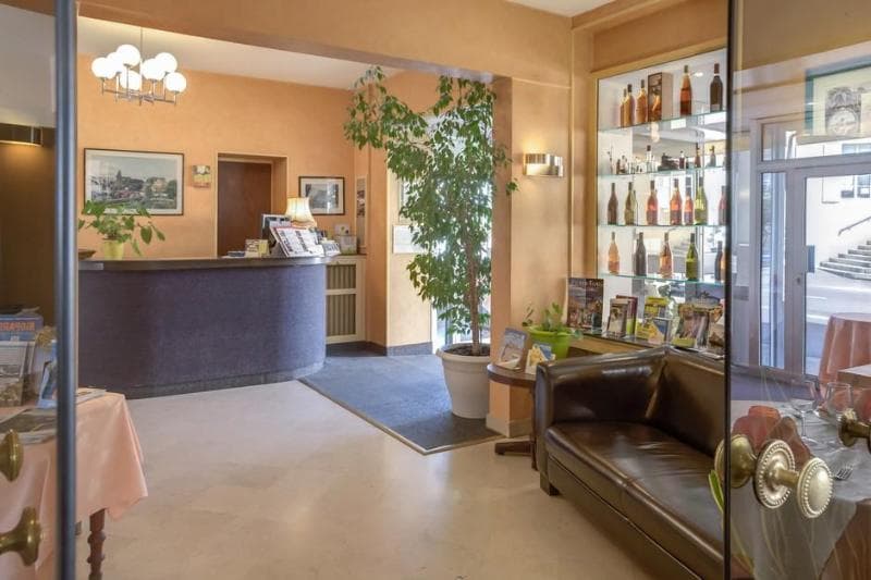 Hotel Logis De La Barque 4