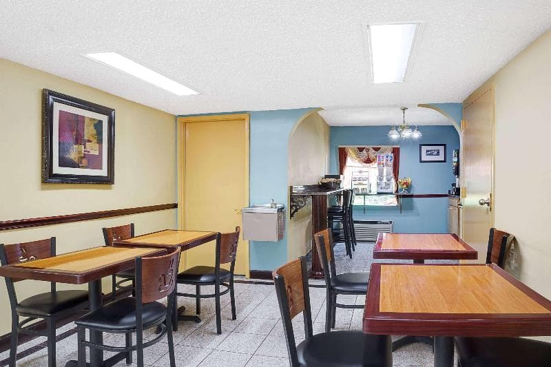 Super 8 By Wyndham Forest Park 5