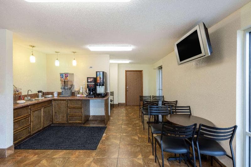 Super 8 By Wyndham Seguin photo 1