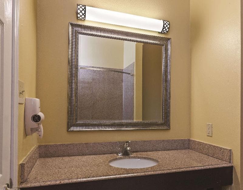 La Quinta Inn & Suites by Wyndham Angleton 5