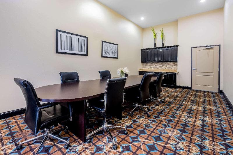 La Quinta Inn & Suites by Wyndham Marshall photo 1