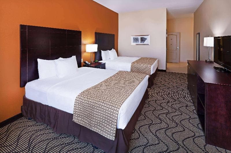 La Quinta Inn & Suites by Wyndham Marshall 5