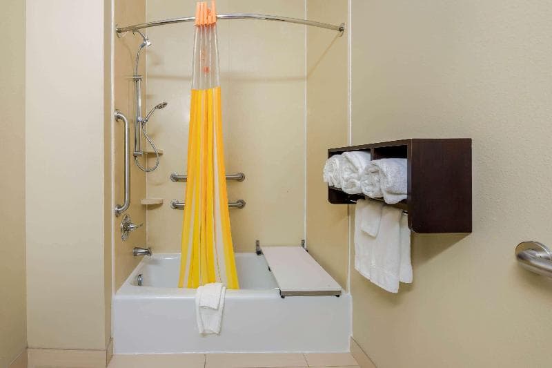 La Quinta Inn & Suites by Wyndham Marshall 4