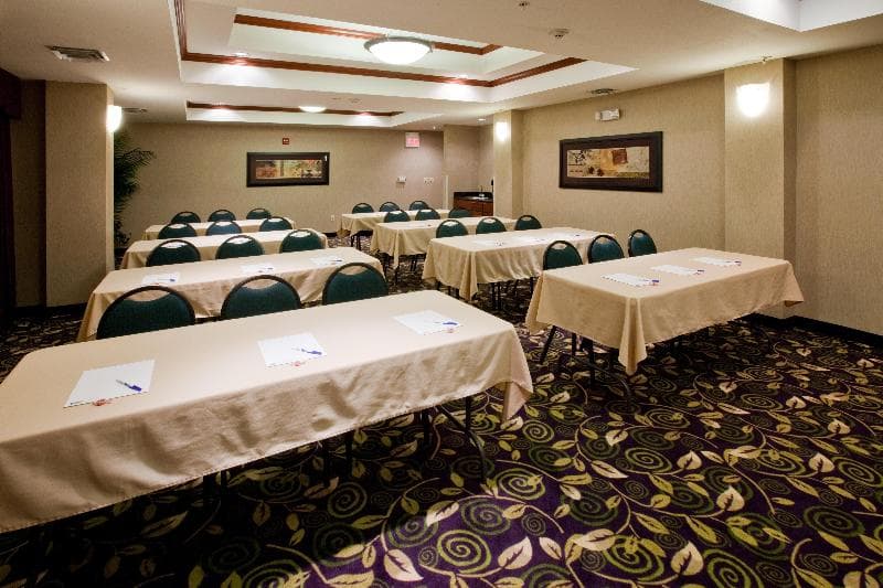 Holiday Inn Express & Suites Ada 1